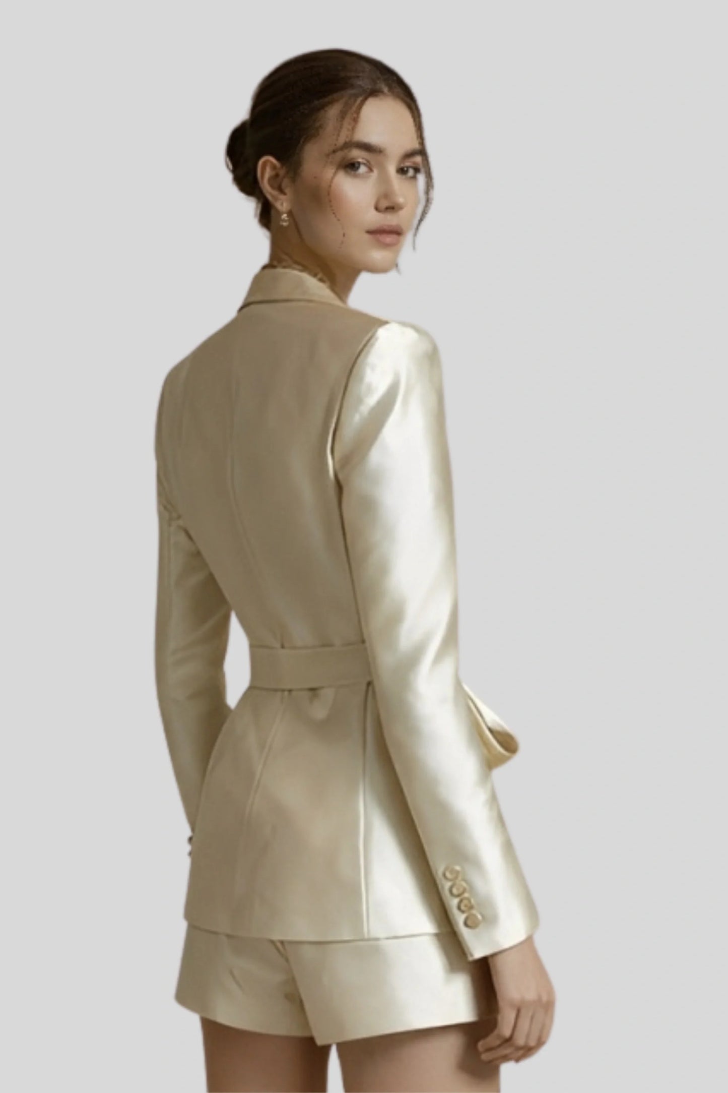 The Tailored Set That Structures the Silhouette Without Stiffness Gold