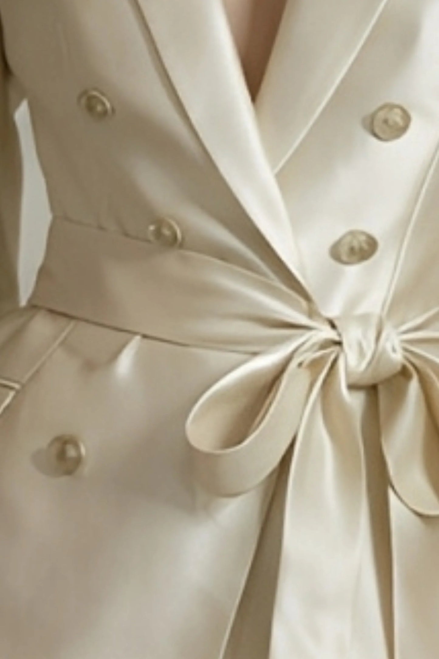 The Tailored Set That Structures the Silhouette Without Stiffness Gold