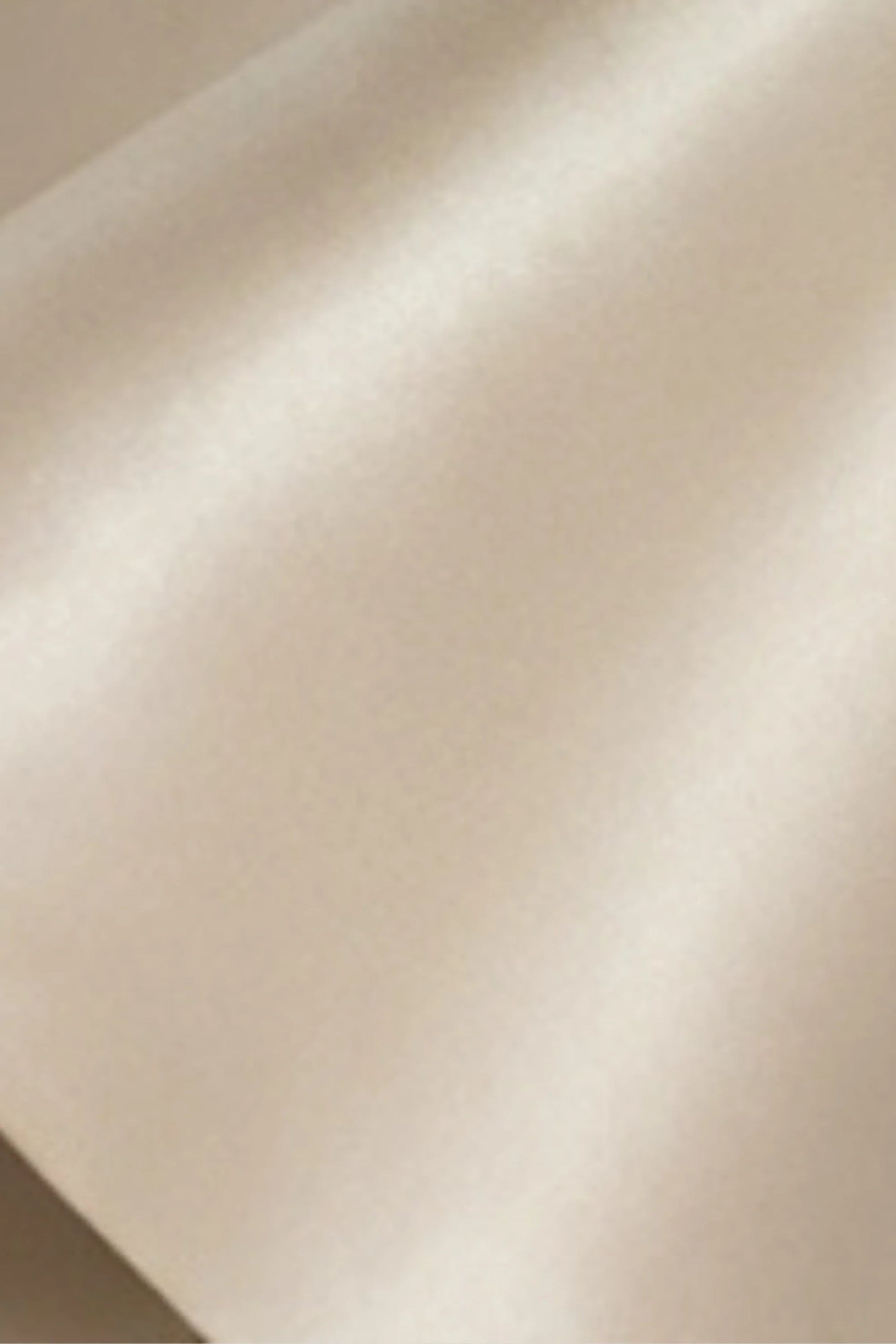 The Tailored Set That Structures the Silhouette Without Stiffness Gold