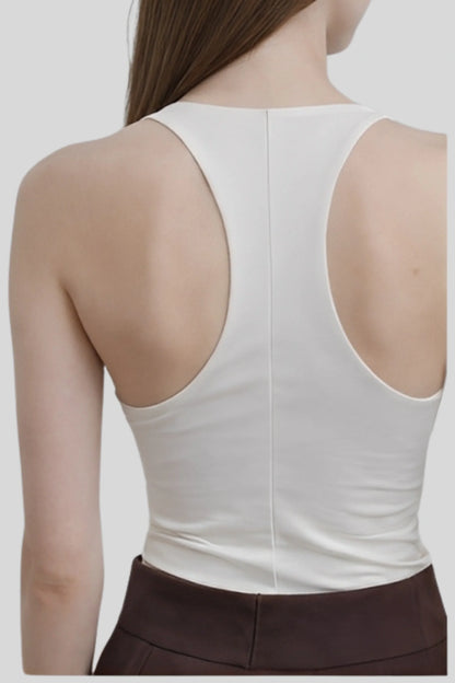 The Sleeveless Top That Cleanly Structures the Upper Body White