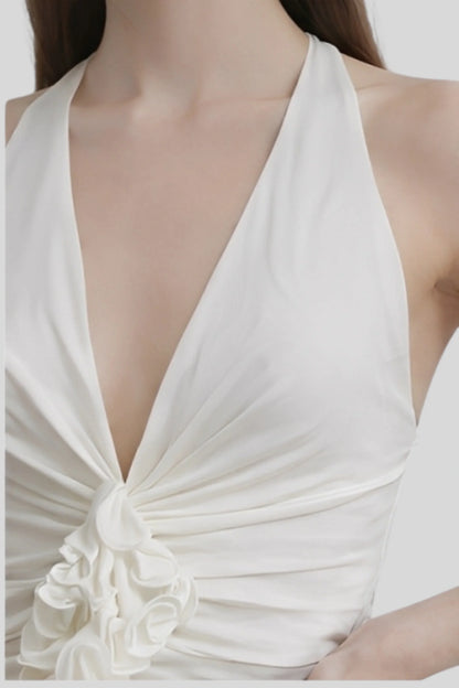 The Sleeveless Top That Cleanly Structures the Upper Body White