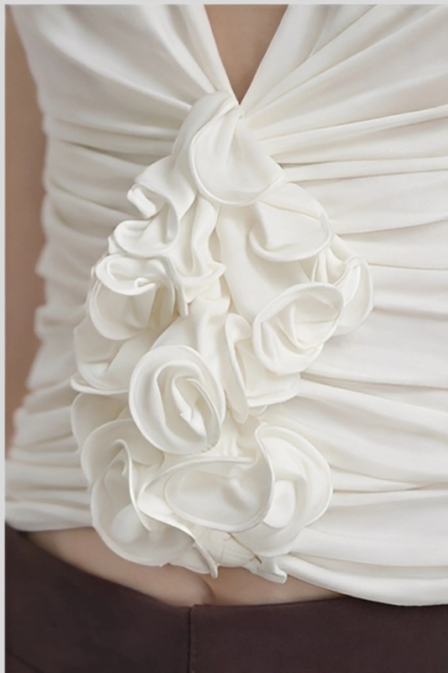 The Sleeveless Top That Cleanly Structures the Upper Body White