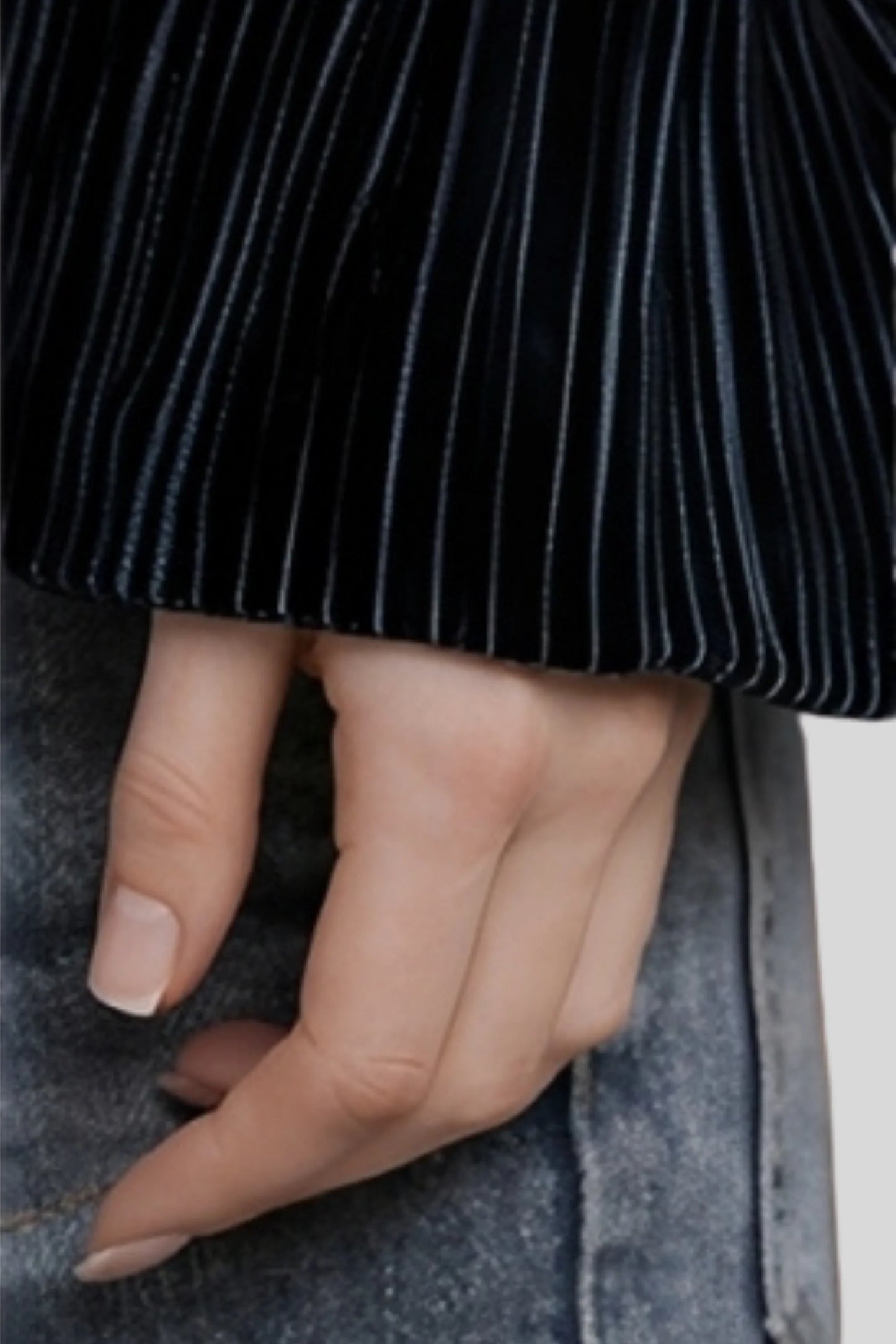 The Elegant Blouse That Adds a Refined Finish_Black